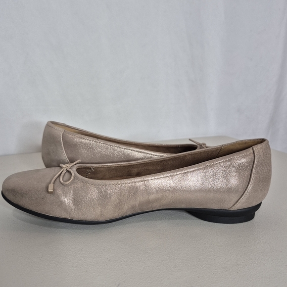 Clarks Artisan Candra Light Champagne Leather Ballet Flat Slip-On Shoe - Size 9 - Picture 2 of 13